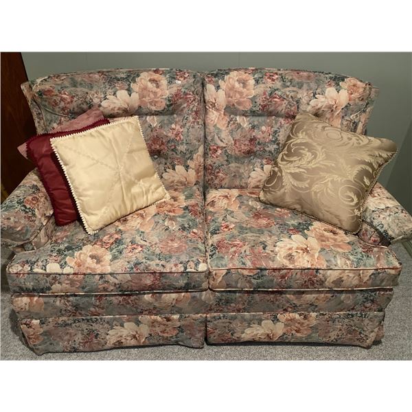 Vintage Floral Pattern ScotchGarded Couch With Decorative Pillows L60 x 32W x 33H