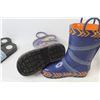 Image 5 : (3) Pairs of Children's Boots & Sandals (size 7 & 27-28)
