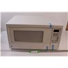 Image 1 : GE Microwave - White - Powers On