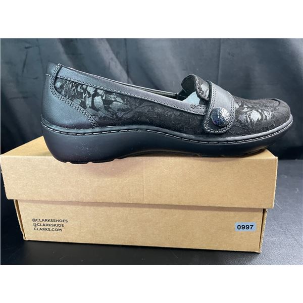 Lot of 1 Pair of Clarks Cora Daisy Slip-On Shoes for Women - Brand New