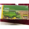 Image 3 : ERTL John Deere S690 Tracked Combine 1:64 Die Cast Metal, John Deere Miniature