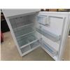 Image 5 : Hisense Fridge with Top Freezer 30" X 31" x 66" 