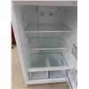 Image 6 : Hisense Fridge with Top Freezer 30" X 31" x 66" 