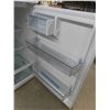 Image 7 : Hisense Fridge with Top Freezer 30" X 31" x 66" 