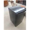 Image 2 : Danby Bar Fridge 20.5" x 20.5" x 32.5" 