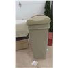 Image 3 : 4 Totes with Lids 15" x 26" + 2 Rubbermaid Garbage Plastic Bins