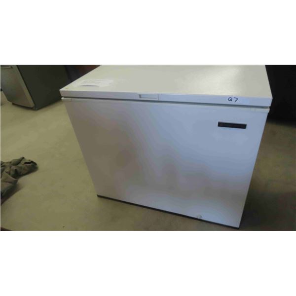 General Chest Freezer 34'' x 41 1/2'' x 21 1/2''