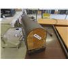 Image 8 : Singer Sewing Machine with Case