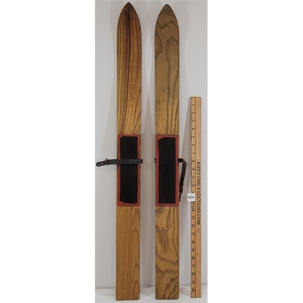 PAIR OF CHILDREN'S SKI'S