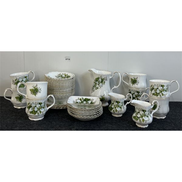 ROYAL ALBERT TRILLIUM DINING SET - SEE ALL PICS