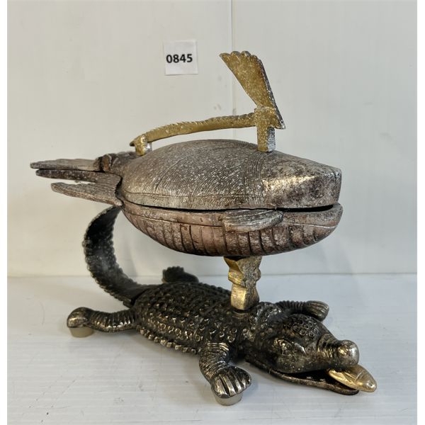 FISH ON ALLIGATOR CAST IRON DISH