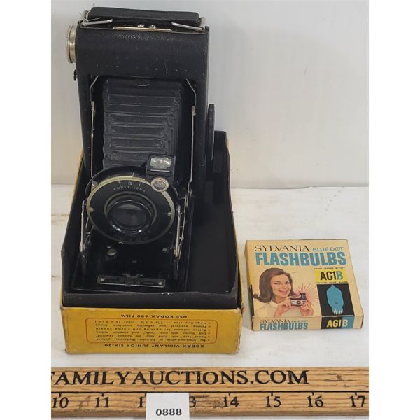 KODAK FOLD-OUT CAMERA W/ FLASHBULBS