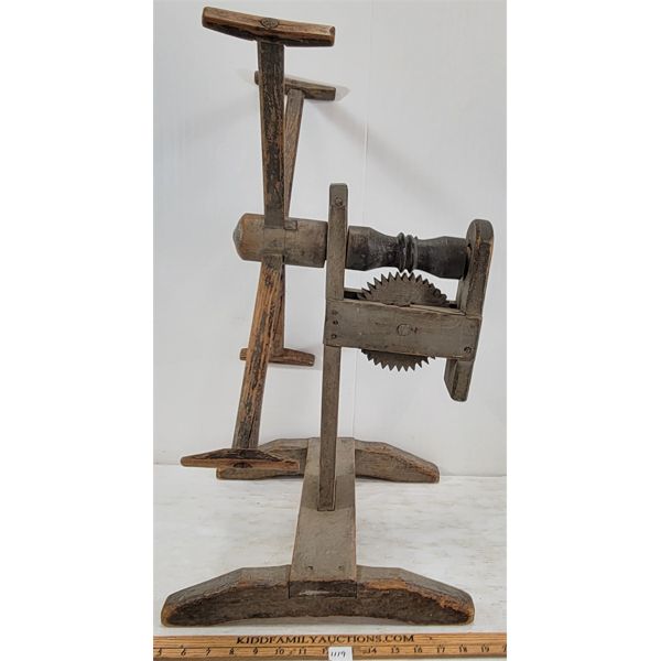 ANTIQUE WOOL SKEIN WINDER