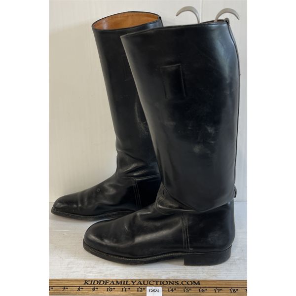 PAIR OF MEN'S LEATHER BOOTS W/ BOOT TREES