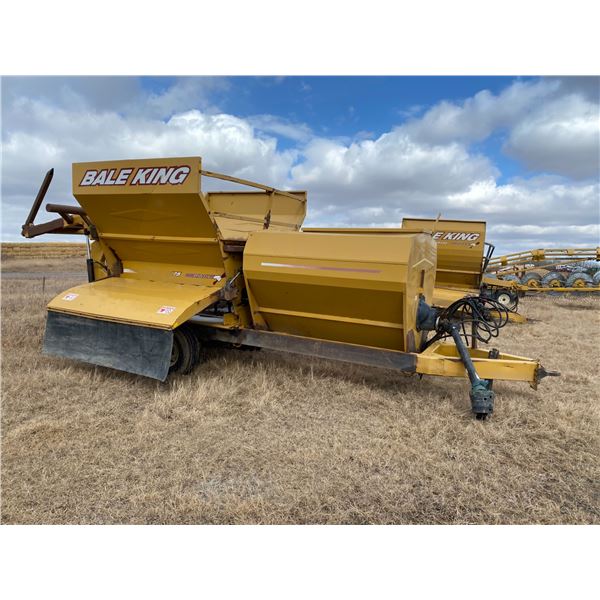 (Selling offsite, Ashmont, PH (780) 646-0727 ) Bale King 3125 tandem axle bale buster c/w grain tank