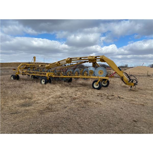 (Selling offsite, Ashmont, PH (780) 646-0727 ) VR683 23 wheel rake #VR3294, appears in nice conditio