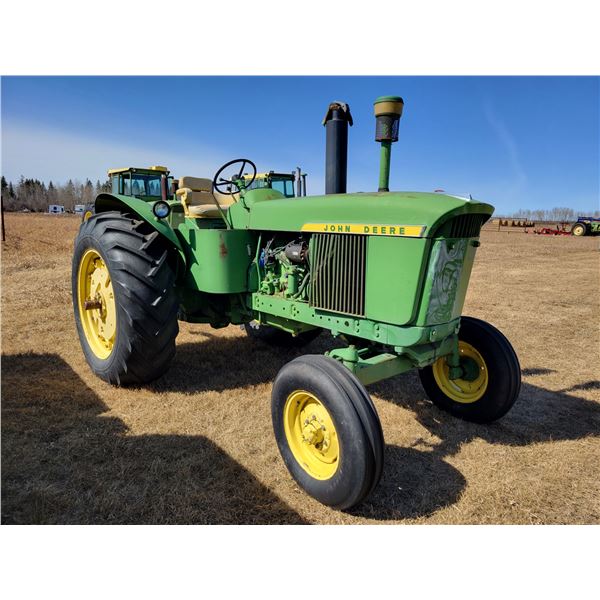 JD 3010 Tractor, gas, open station, 8 spd, 16.9x34's, single hyd., PTO, showing 4892 hrs, V.G. metal