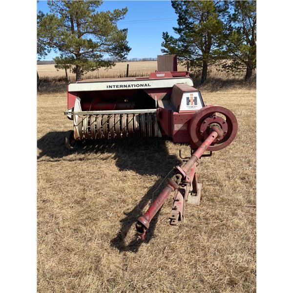 IH 430 Square Baler, SHEDDED, new tires, SN. 030032U003142