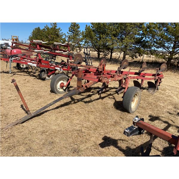 IH 70, 5 btm plow c/w all coulters, nice orig. condition