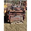Image 4 : Skidsteer loader . Grapple bucket c/w forks.