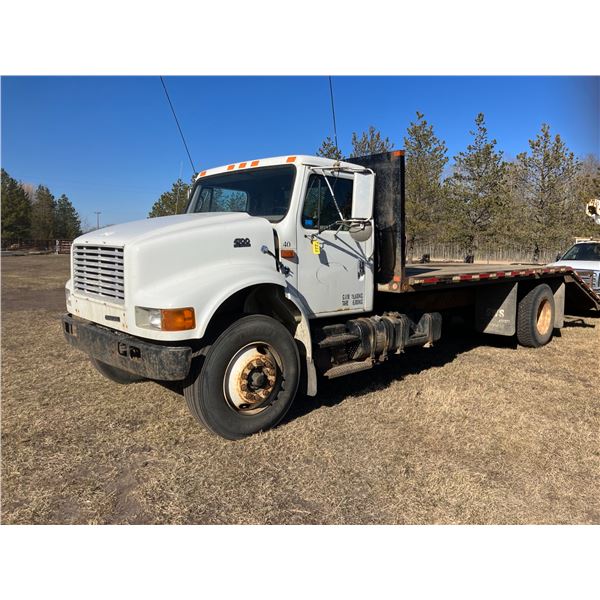 1999 International 4700 DT 466E. Diesel 6 spd standard.  16 foot deck. 76" beavertails complete with