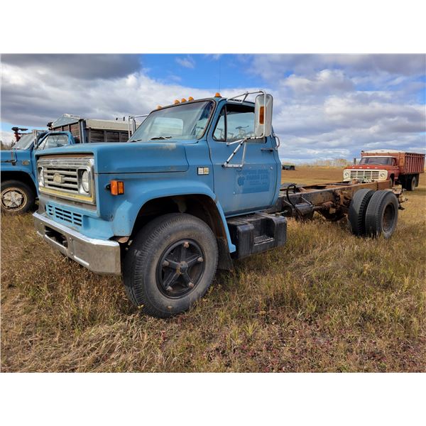 1983 Chevy 70, Tag axle on air, V8, 5 & 2 spd, showing 119,118 km, SN. 1GBJ7D1E5DV121802