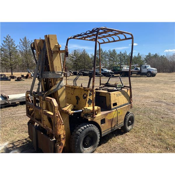 Toyota forklift, approx. 4,000 lb lift, gas (not running, decent tires)