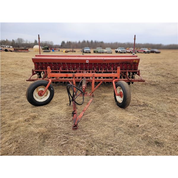 IH 100 press drill 12 Ft, C/W grass & fertilizer rubber packers, hyd. Ram & 2 newer front tires