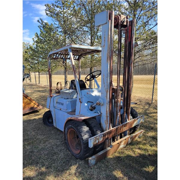 Hyster propane forklift, approx. 6,000 lb lift, grey, SN.6897 (will run with a little bit of work, n