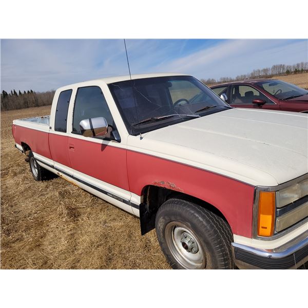 1993 GMC SLE 1/2 Ton Extended Cab, V8, Auto,  8' Box, Loaded, clean interior, has keys, hood won't o