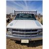 Image 4 : 2000 Chev white 3500 Flat Deck, good body, V8 Vortec 5Spd Manual Has keys 8'x 12' deck fold down sid