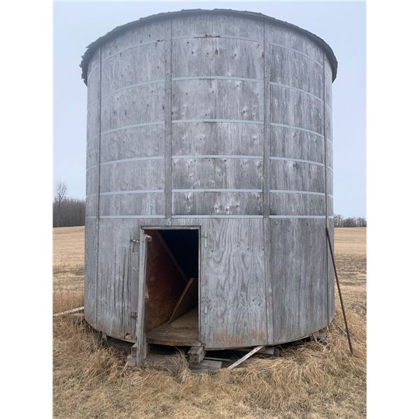 (Selling Off-site location in Waskatenau, PH (780) 576-2287) Approx. 1100 BU wood hopper bin, farthe