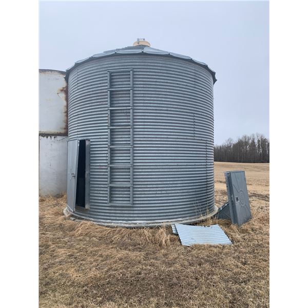 (Selling Off-site, PH Ted (587) 357-5533) Steel grain bin, approx. 6-ring c/w ladder & lid opener