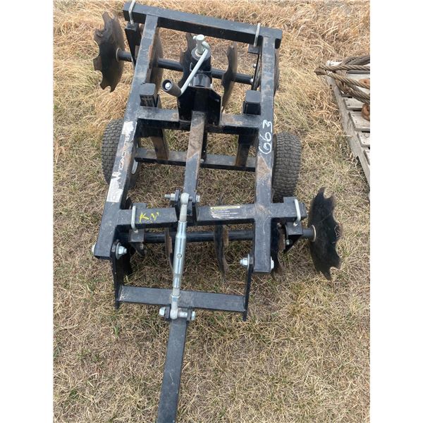 4' pull behind disc (as new), Located in N.Side field