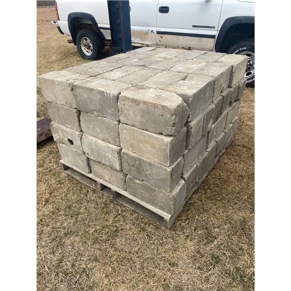 2 pallets of solid blocks (used)