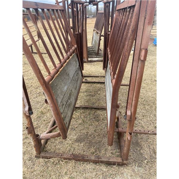 Cattle squeeze c/w head gate