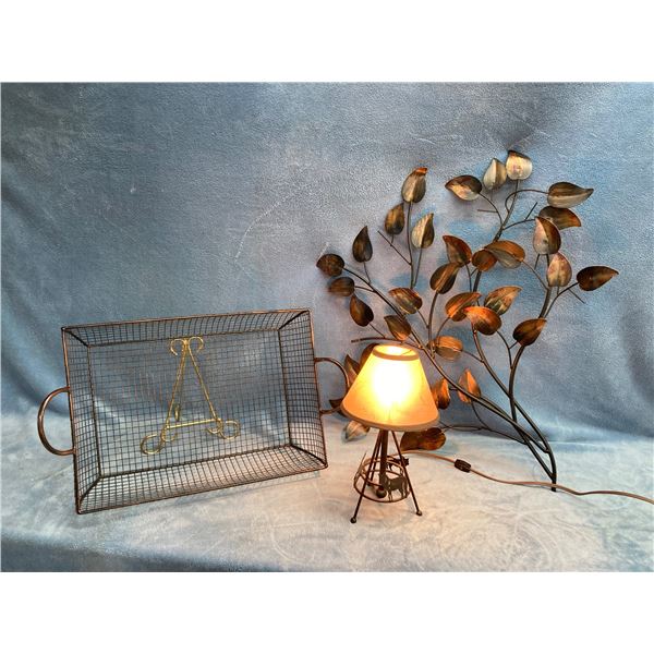 LAMP AND METAL DÉCOR