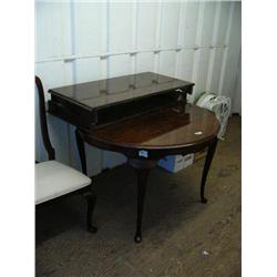 Queen Ann Table with 2 skirted leaves (74)