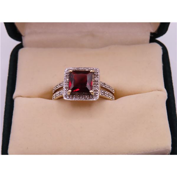 Stunning 14K Yellow Gold and Garnet? Ring.  Approx size 6