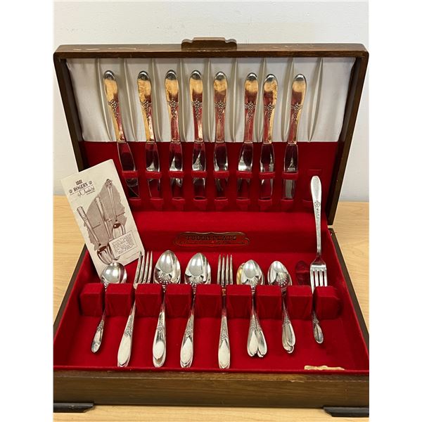 34 pcs 1881 Rogers Oneida Tudor Plate Flatware Set in box (8 settings of 4 and 2 serving)