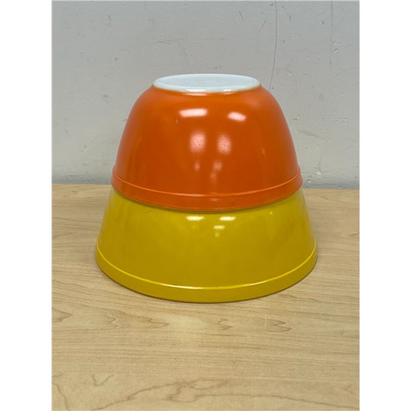 Pyrex Yellow 2.5 Qt and Orange 1.5 Qt Nesting Mixing Bowls