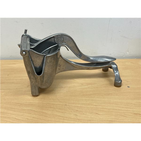 Vintage Wear Ever Aluminum Juicer with Insert - see all photos 8.5x5"