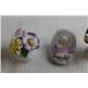 Image 5 : (2) Pairs Salt and Pepper Shakers, (4) Decorations