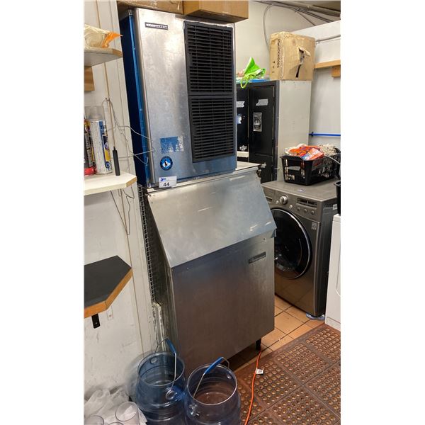 HOSHIZAKI ICE MAKER WITH MISMATCHED SCOTSMAN BIN