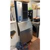 Image 1 : HOSHIZAKI ICE MAKER WITH MISMATCHED SCOTSMAN BIN