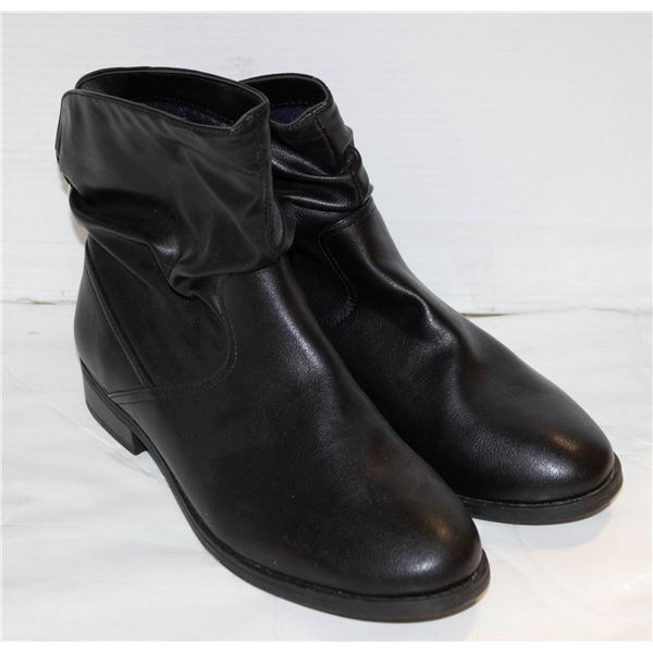 SIZE 9 LADIES BOOTS (NEW)