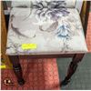 Image 1 : UPHOLSTERED VINTAGE FOOT STOOL