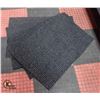 Image 1 : LOT OF FOUR 2' X 3' GREY/BLACK OXFORD MATS