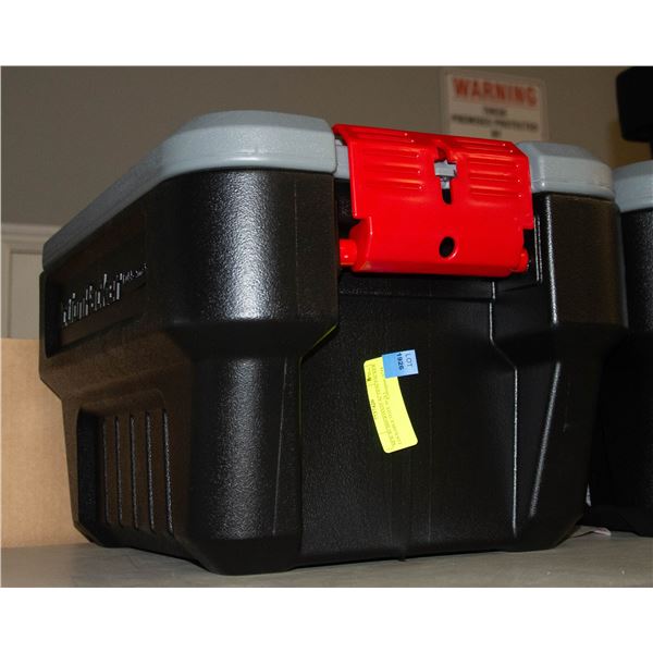 NEW RUBBERMAID ACTION PACKER LOCKABLE TOTE 30.2L