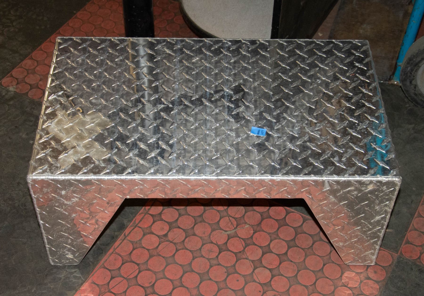 CHECKER PLATE STEP H-10